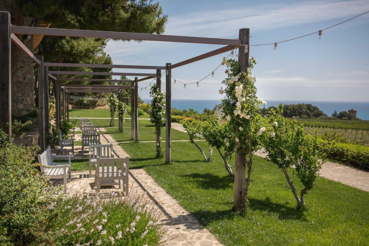 Masseria Agriturismo Torre Di Albidona Требизаче Екстериор снимка